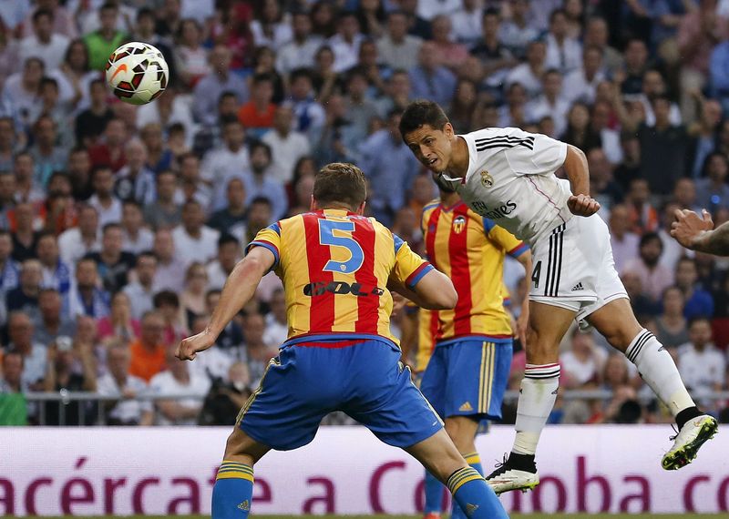 © Reuters. Chicharito Hernández está tranquilo sobre su futuro, pese a la incertidumbre