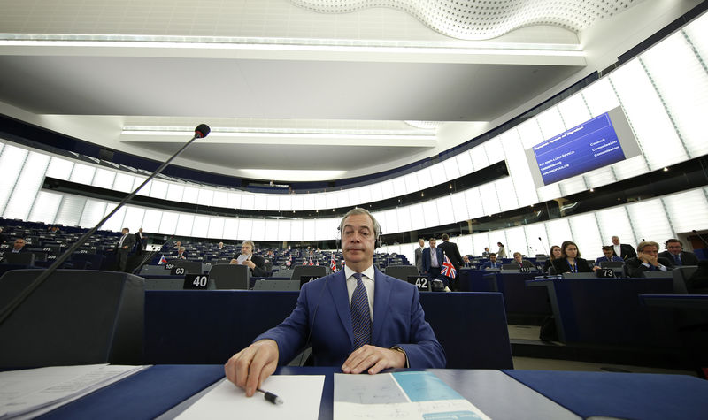 © Reuters. Líder anti-europeísta pide a los euroscépticos británicos que se agrupen