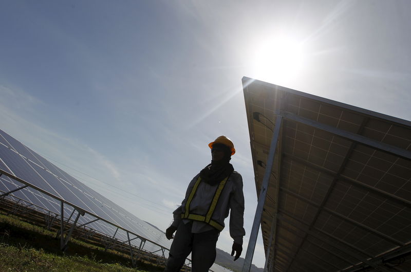 © Reuters. España mantiene el cobro de peaje para el autoconsumo energético