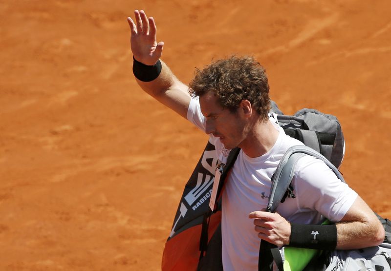 © Reuters. Andy Murray of Britain leaves the court after being defeated by Novak Djokovic of Serbia during their men's semi-final match at the French Open tennis tournament at the Roland Garros stadium in Paris