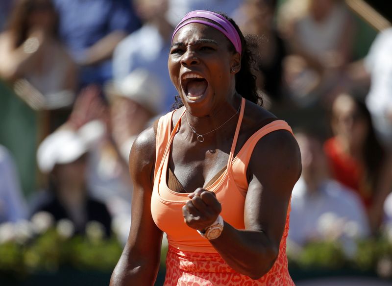 © Reuters. Serena Williams of the US reacts during her women's singles final match against Lucie Safarova of the Czech Republic at the French Open tennis tournament in Paris