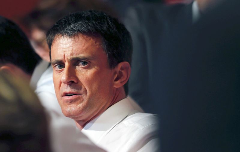 © Reuters. French Prime Minister Manuel Valls reacts as he attends the three-day Socialist Party Congress in Poitiers