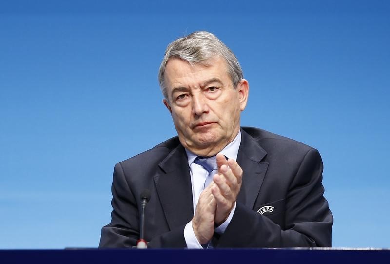 © Reuters. Wolfgang Niersbach, President of German Football federation (DFB), waits at the UEFA congress in Vienna