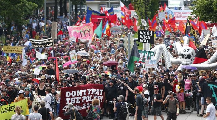 © Reuters. Miles de manifestantes protestan en Baviera antes de la cumbre del G-7 