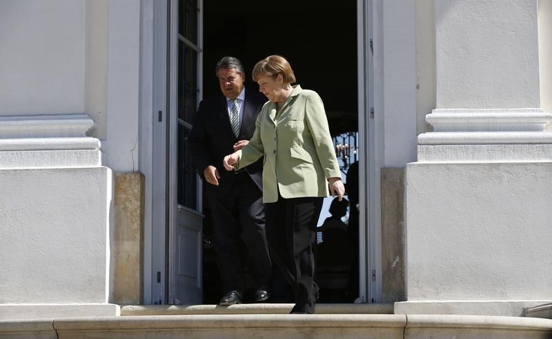 © Reuters. نائب المستشارة الألمانية يبلغ اليونان أن أوروبا نفد صبرها