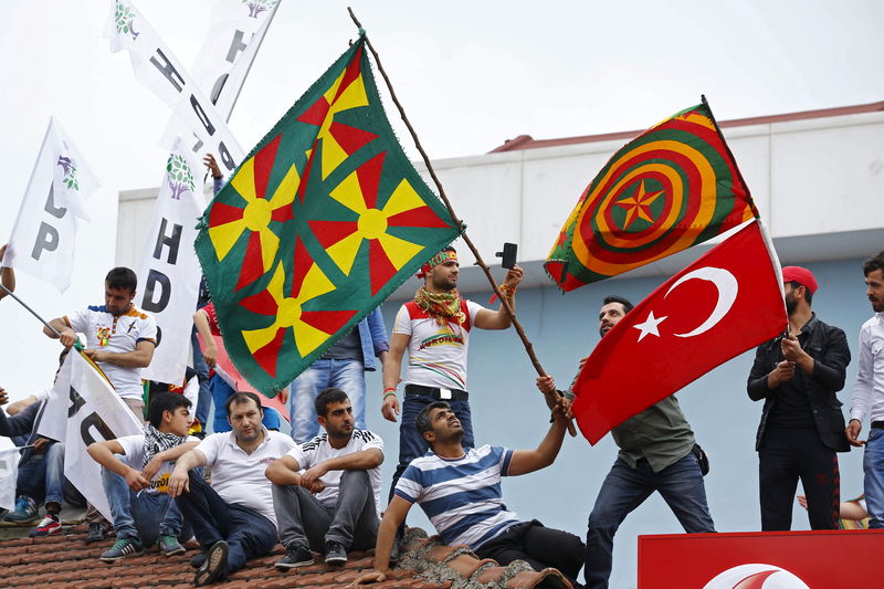 © Reuters. ESCALADE VERBALE EN TURQUIE À LA VEILLE DES LÉGISLATIVES 