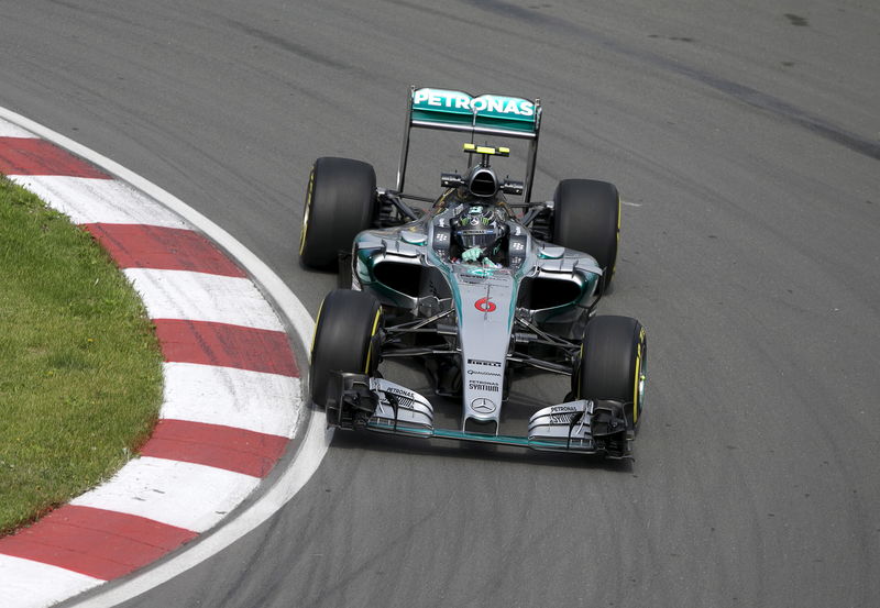 © Reuters. Mercedes Formula One driver Nico Rosberg of Germany drives during the first practice session of the Canadian F1 Grand Prix at the Circuit Gilles Villeneuve in Montreal