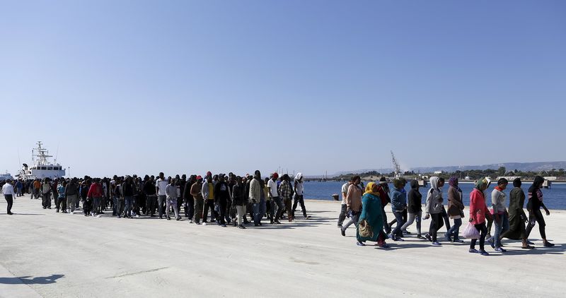 © Reuters. إنقاذ أكثر من 2000 مهاجر في البحر المتوسط والعمليات مستمرة