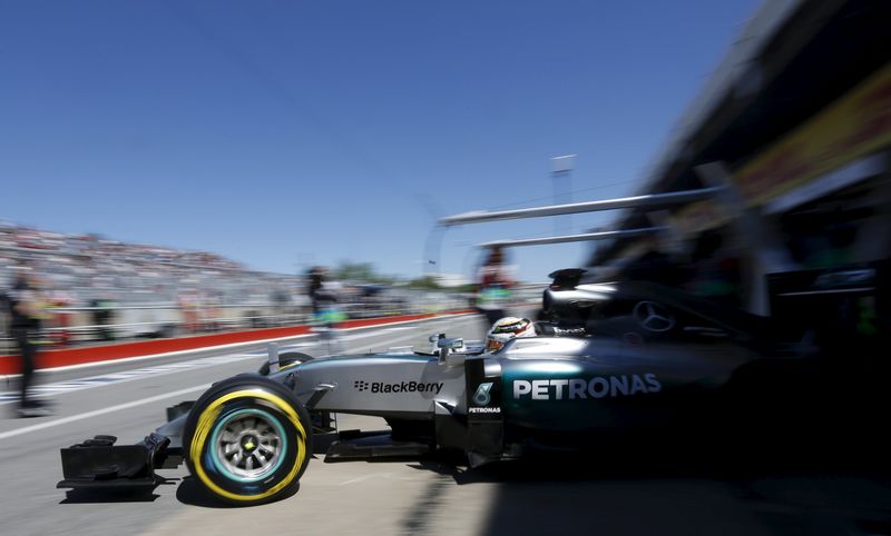 © Reuters. Mercedes Formula One driver Lewis Hamilton of Britain leaves the garage during the third practice session of the Canadian F1 Grand Prix in Montreal