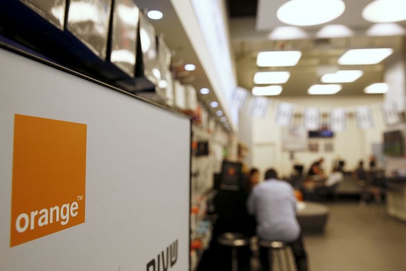 © Reuters. The logo of the Orange mobile company is seen in a store at a Jerusalem mall