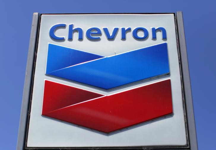 © Reuters. A Chevron gas station sign is seen in Del Mar, California