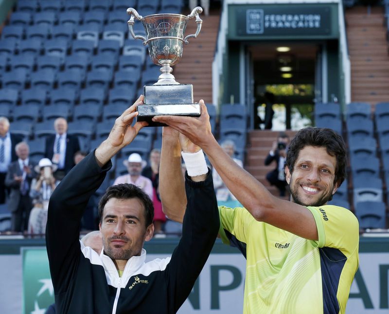 © Reuters. Ivan Dodig of Croatia and Marcelo Melo of Brazil pose with their trophy after defeating Bob Bryan and Mike Bryan of the US in their men's doubles final match at the French Open tennis tournament in Paris