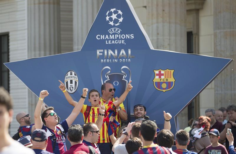 © Reuters. Barcelona soccer fans celebrate in front of the Brandenburg Gate in Berlin