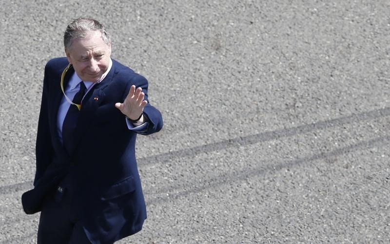 © Reuters. FIA President Jean Todt waves to supporters just before the start of the Le Mans 24-hour sportscar race in Le Mans