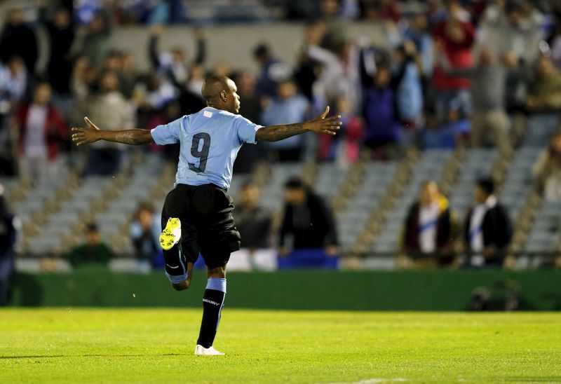 © Reuters. Uruguay's Rolan celebrates after scoring a goal against Guatemala during a friendly soccer match in Montevideo