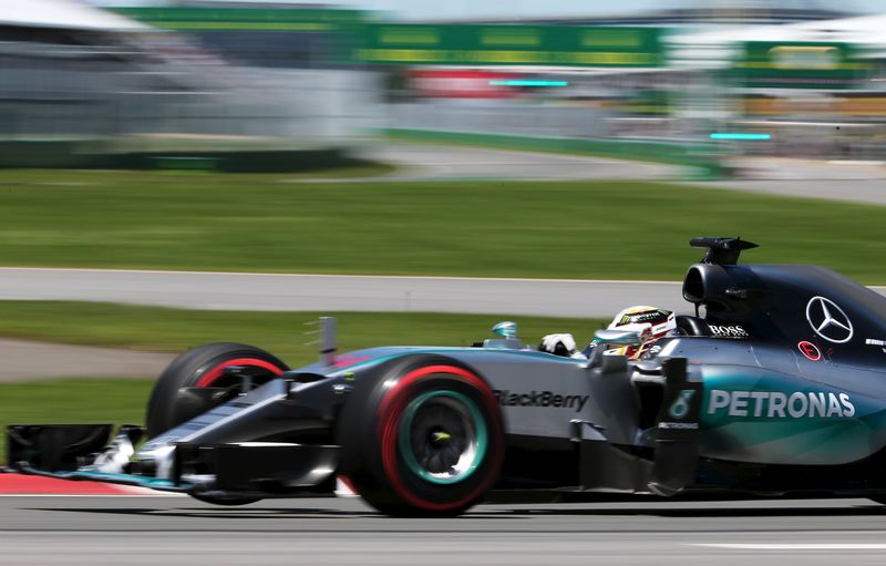 © Reuters. Hamilton se impone a Rosberg y partirá primero en el Gran Premio de Montreal