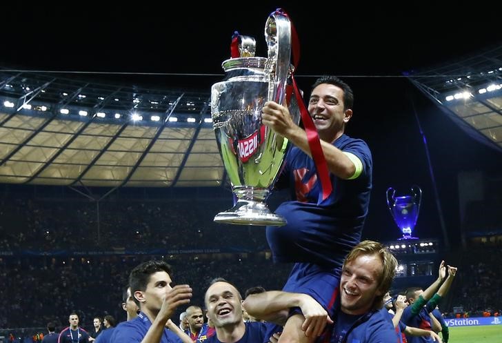 © Reuters. Xavi acaba su carrera en el Barcelona con un nuevo triunfo europeo