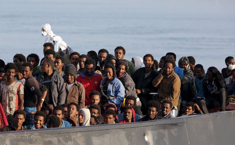 © Reuters. Rescatan a más de 2.000 inmigrantes del Mar Mediterráneo, continúan las operaciones 