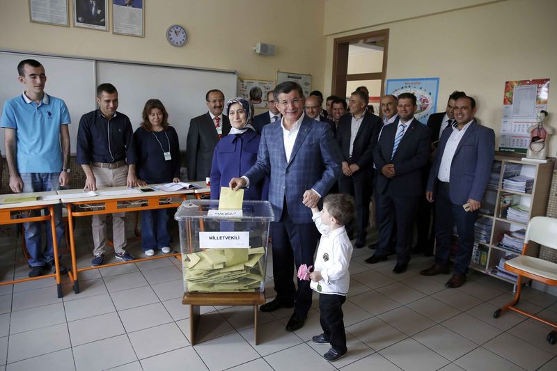 © Reuters. Turquía vota en unas elecciones que darán forma al legado de Erdogan