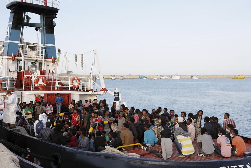 © Reuters. Un buque de guerra británico rescata al menos a 500 inmigrantes en el Mediterráneo