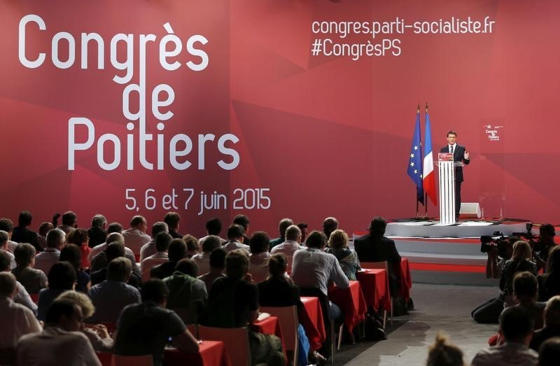 © Reuters. LE CONGRÈS DU PS SECOUÉ PAR UNE CHARGE D'ARNAUD MONTEBOURG