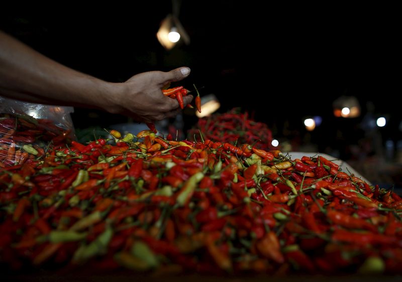 © Reuters. الصعوبات الاقتصادية تفرض التقشف على الاندونيسيين في رمضان
