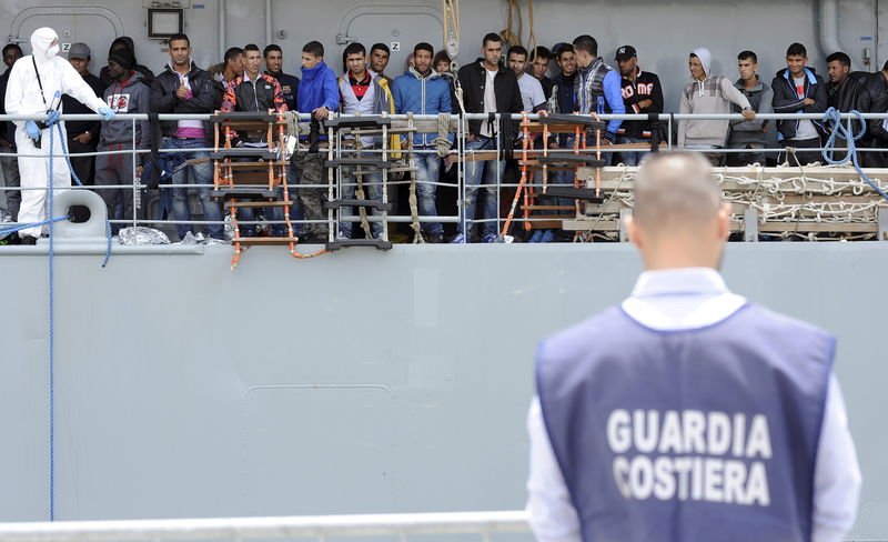 © Reuters. Migrants wait to disembark from the Irish navy ship LÉ Eithne as they arrives in the Sicilian harbour of Palermo