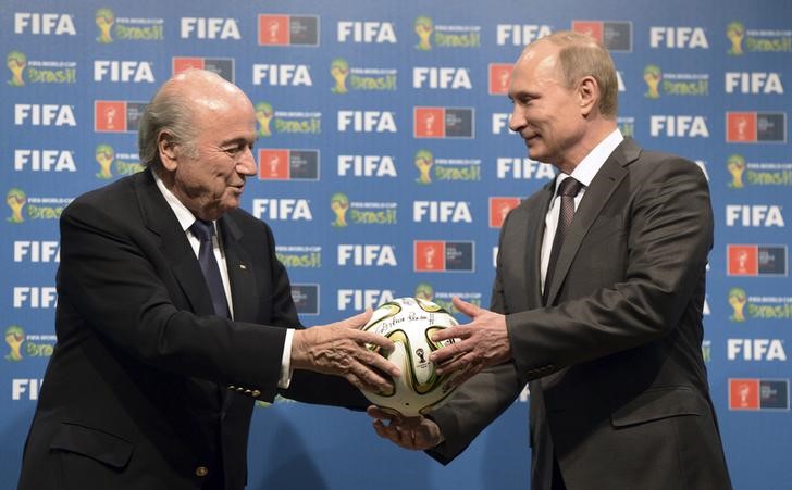 © Reuters. Russian President Putin and FIFA President Blatter take part in the official hand over ceremony for the 2018 World Cup, in Rio de Janeiro