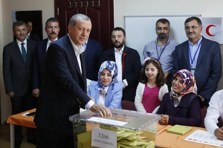 © Reuters. بدء التصويت في الانتخابات البرلمانية التركية