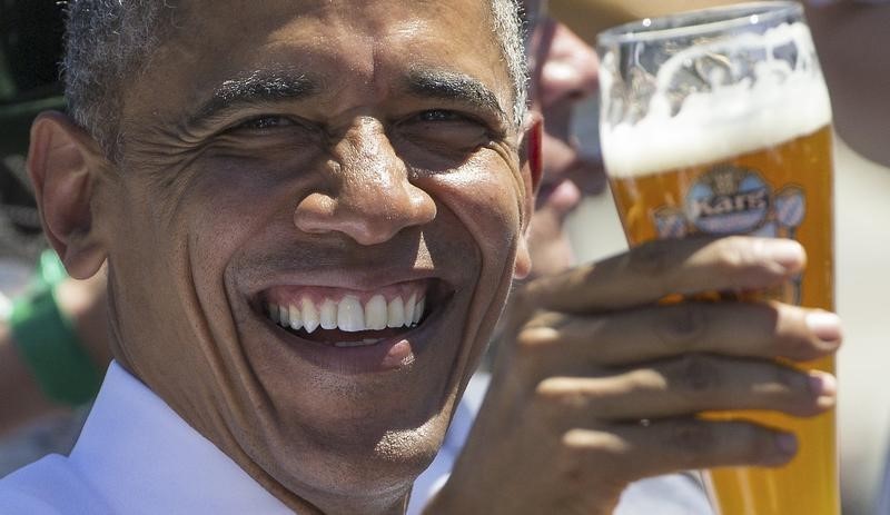 © Reuters. أوباما يمازح البافاريين ويتناول معهم الجعة في بداية قمة مجموعة 7