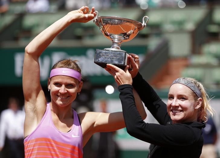 © Reuters. Lucie Safarova of Czech Republic and Bethanie Mattek-Sands of the US pose with the trophy after winning their women's doubles final match against Dellacqua of Australia and Shvedova of Kazakhstanat the French Open tennis tournament in Paris