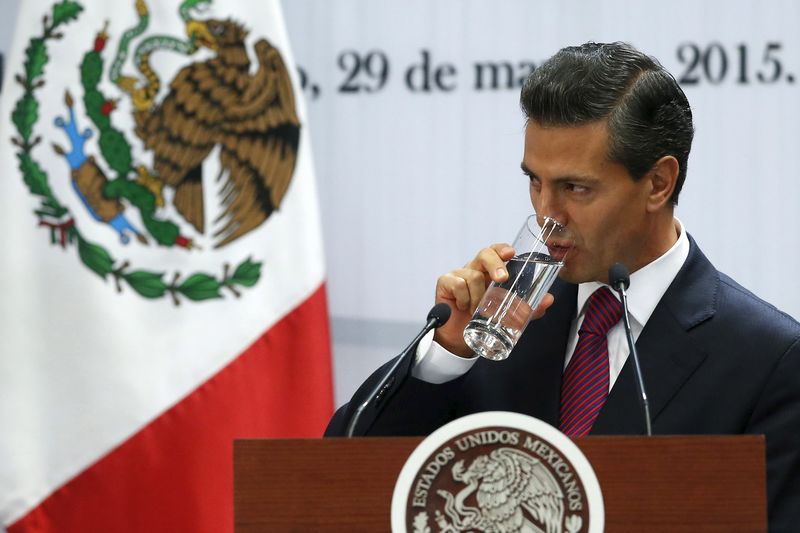 © Reuters. Mexico's President Nieto drinks as he speaks during investment announcement from  brewer Grupo Modelo in Merida in Yucatan state, at Los Pinos Presidential house in Mexico City