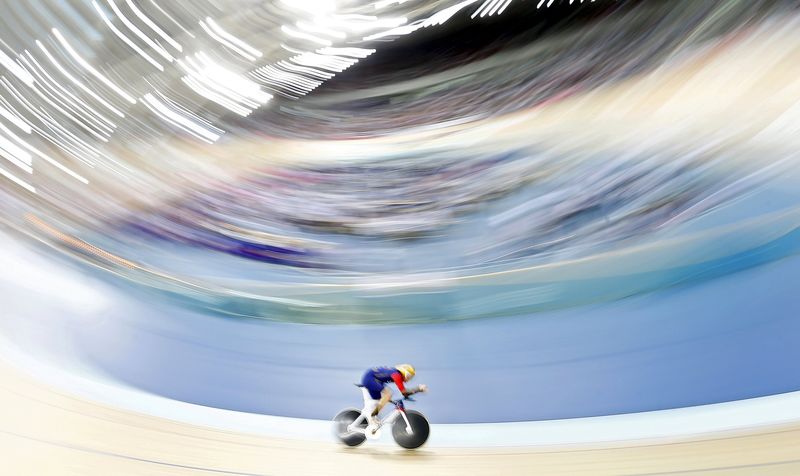 © Reuters. Bradley Wiggins pedals during his attempt to break cycling's hour record at the Olympic velodrome in East London, Britain