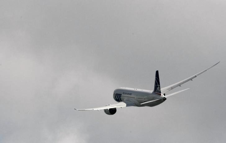 © Reuters. Boeing 787 Dreamliner belonging to Polish airline LOT flies after taking off from the Chopin International Airport in Warsaw