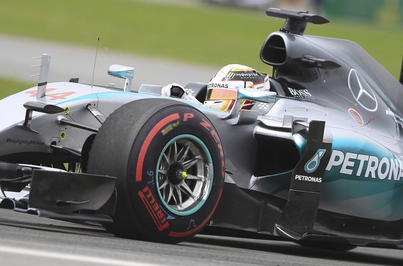 © Reuters. Mercedes driver Lewis Hamilton takes a curve during the Canadian F1 Grand Prix at the Circuit Gilles Villeneuve in Montreal