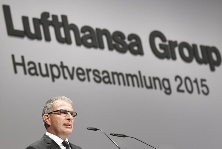 © Reuters. Lufthansa Chief Executive Spohr delivers his speech at the annual shareholders meeting in Hamburg