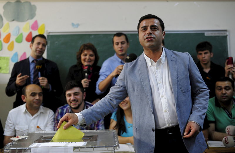 © Reuters. فرحة وألعاب نارية في جنوب شرق تركيا بعد الانتخابات