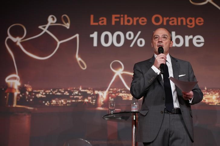 © Reuters. French telecom operator Orange Chairman and Chief Executive Officer Stephane Richard speaks during a news conference about the 100% fiber optics Orange in Paris