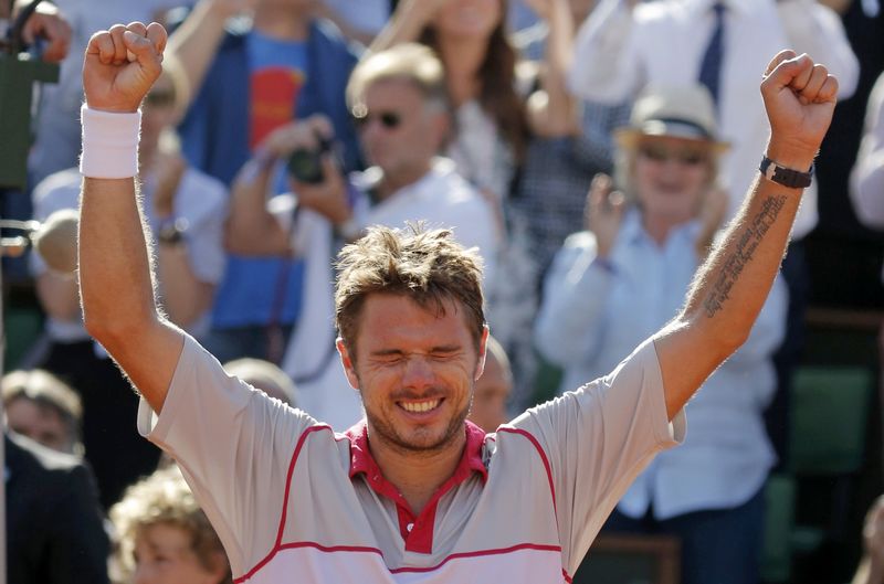 © Reuters. Stan Wawrinka of Switzerland celebrates after winning his men's singles final match against  Novak Djokovic of Serbia during the French Open tennis tournament at the Roland Garros stadium in Paris