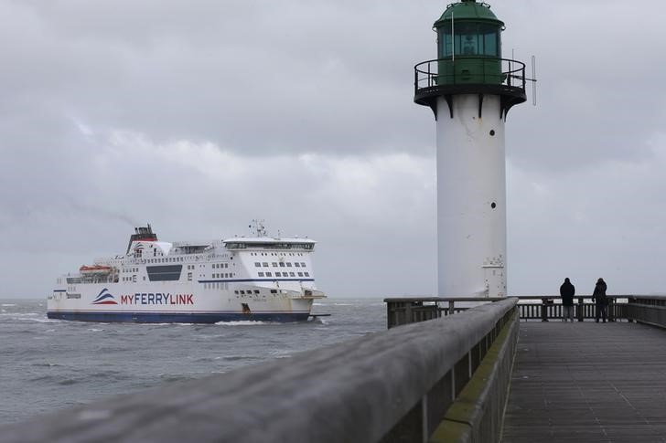 © Reuters. A MyFerryLink car and passenger ferry passes a lighthouse as it enters the harbour in Calais