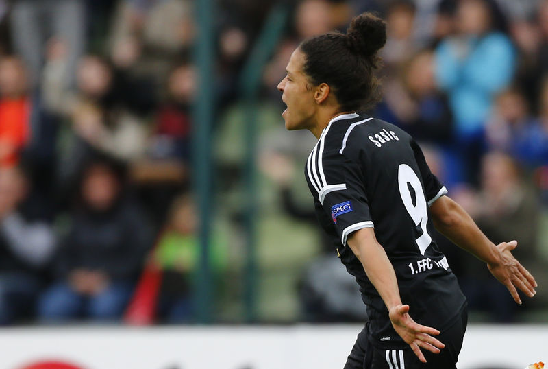 © Reuters. FFC Frankfurt's Sasic celebrates after scoring a goal against Paris St Germain during their UEFA Women's Champions League final soccer match in Berlin