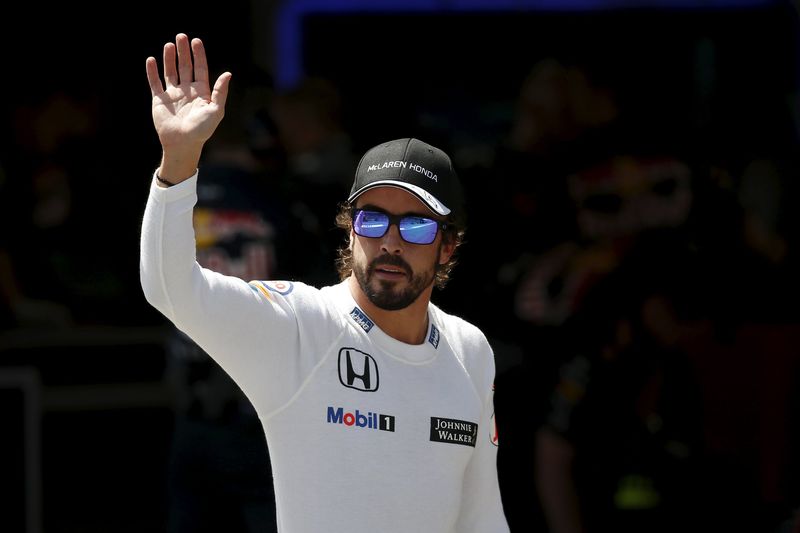 © Reuters. McLaren F1 driver Fernando Alonso of Spain waves after the qualifying session of the Spanish Grand Prix at the Circuit de Barcelona-Catalunya racetrack in Montmelo
