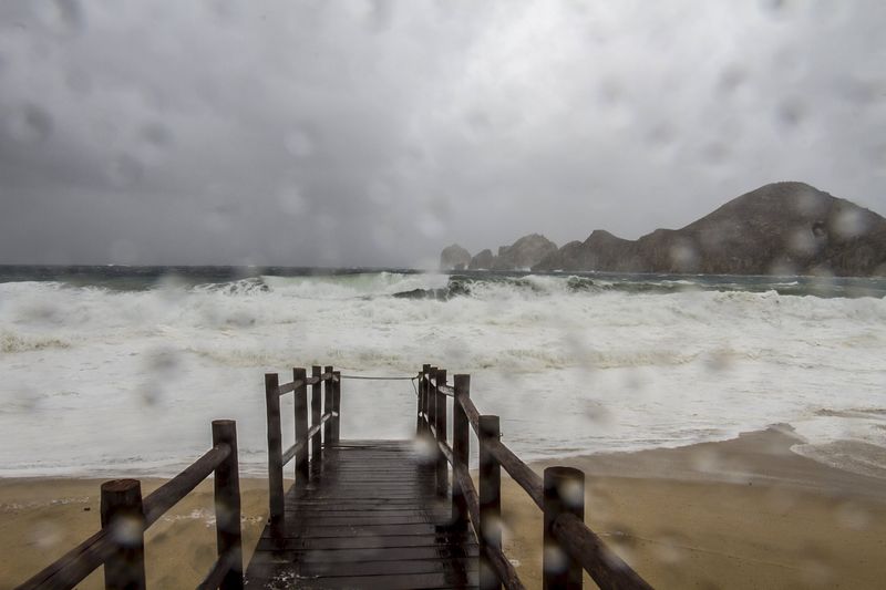 © Reuters. الإعصار بلانكا يضعف مع اقترابه من ساحل المكسيك على المحيط الهادي