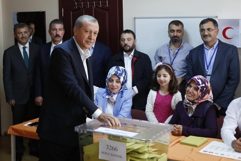 © Reuters. حزب كردي يحبط طموحات اردوغان بتحقيق تقدم في الانتخابات التركية