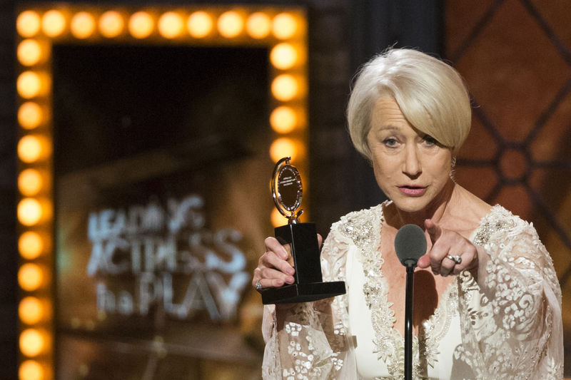 © Reuters. British actress Helen Mirren accepts the award for Best Performance By An Actress In A Leading Role In A Play for "The Audience" during the American Theatre Wing's 69th Annual Tony Awards at the Radio City Music Hall in Manhattan