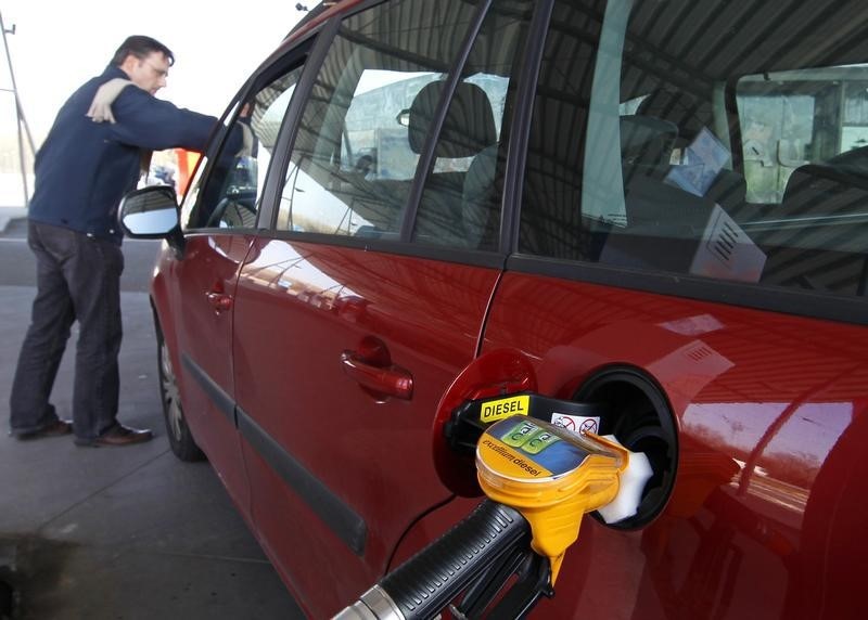© Reuters. A driver pumps petrol into his car at a petrol station in Brussels