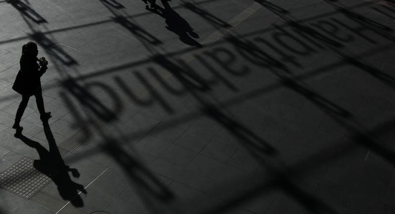 © Reuters. People look at sculpture installation in Berlin