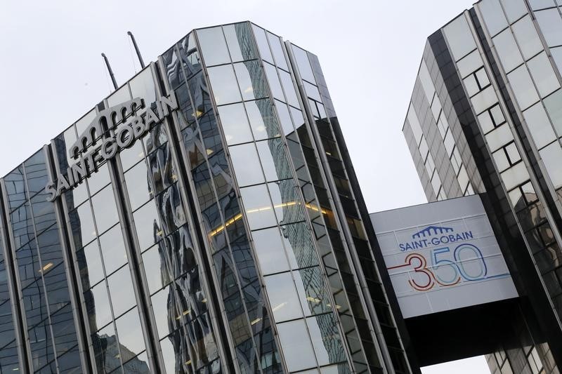 © Reuters. A view shows the headquarters of French building materials company Saint-Gobain at La Defense business district in Courbevoie