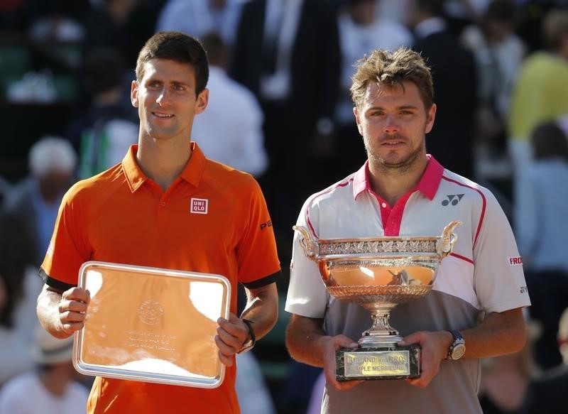 © Reuters. Un inspirado Wawrinka sorprende a Djokovic en la final de Roland Garros