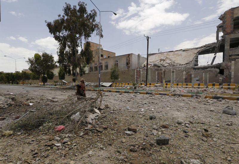 © Reuters. Damage is seen at the Yemeni army's main headquarters after it was hit by a Saudi-led air strike in Sanaa